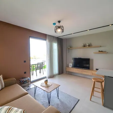 Comfortable 2-br W Pool Access Near Seaside F-1 55 *
